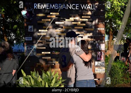 Las Vegas, Nevada, USA. Oktober 2020. Ein Paar umarmt sich beim Besuch des Las Vegas Healing Garden am 1. Oktober 2020 in Las Vegas, Nevada. Ein Schütze eröffnete am 1. Oktober 2017 das Feuer vom 32. Stock des Mandalay Bay Resort and Casino auf dem Route 91 Harvest Country Music Festival in Las Vegas, das 58 Menschen tötete und mehr als 800 bei dem tödlichsten Massenschießereignis in der US-Geschichte verletzte. Quelle: David Becker/ZUMA Wire/Alamy Live News Stockfoto