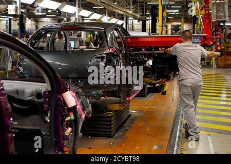 Ein Mitarbeiter Arbeitet Auf Einem Citroen C3 Picasso Auf Einer  Produktionslinie Im Werk In Trnava Slowakei Psa Peugeot Citroen 15.  Dezember 2010. Französische Automobilkonzern Psa Peugeot Citroen Wird 1.000  Arbeitsplätze In Seiner