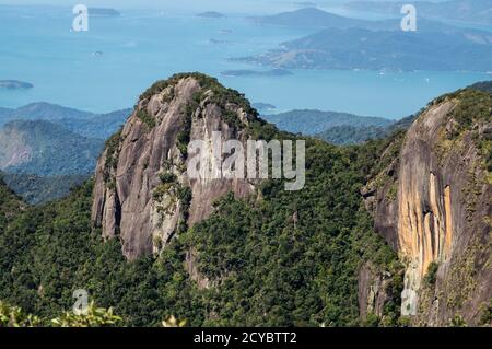 Nahaufnahme Ansicht und Detail der Felsformation Gipfel mit Serra do Mar grüne Vegetation mit Carioca Bucht Küste im Hintergrund bedeckt. Stockfoto