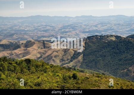 Die umliegende bergige grüne Landschaft der Cunha-Landschaft, wie aus der Pedra da Macela Aussichtspunkte in Paraty, Rio de Janeiro gesehen. Stockfoto