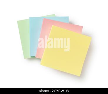 Vier bunte Haftnotizen auf weißem Hintergrund Stockfoto