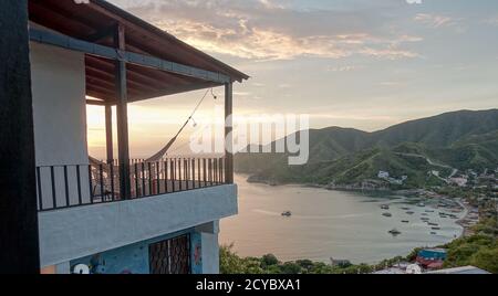 Perfekter Sonnenuntergang über der Karibik vom Balkon mit Hängematte im touristischen Dorf Taganga bei Santa Marta, Stockfoto