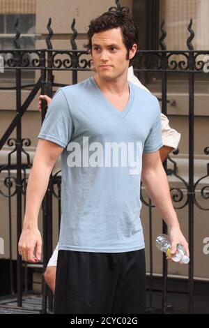 Penn Badgley am Set von CW's 'Gossip Girl' in New York City am 26. August 2009. Foto: Henry McGee/MediaPunch Stockfoto