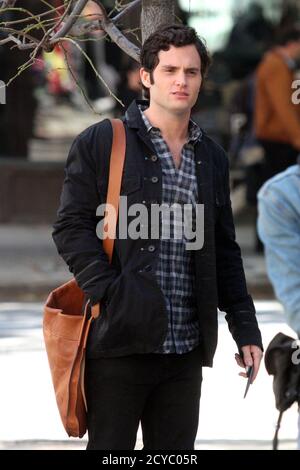 Penn Badgley am Set des CW's 'Gossip Girl' in New York City am 6. Oktober 2009. Foto: Henry McGee/MediaPunch Stockfoto