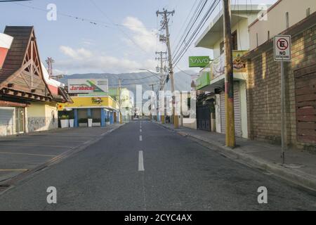 Jarabacoa, La Vega / Dominikanische Republik - 28. August 2020 : Leere Straßen während der Haft covid -19 Weltpandemie Stockfoto