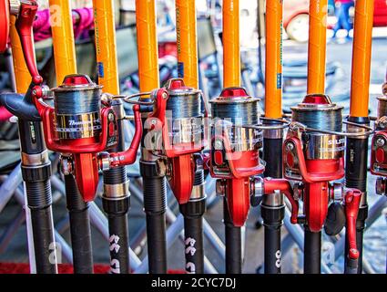 Istanbul, Türkei - 16 April, 2016 - Angeln Stangen und Rollen sind für Verkauf Stockfoto