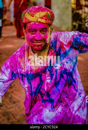 Barsana, Indien - 23. Februar 2018 - ein Mann stolz zeigt aus der Masse der Farben, die er während der Holi Festival angesammelt hat Stockfoto