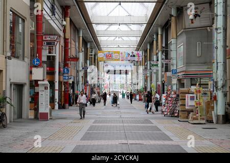 Tenmonkan Einkaufspassage in der Innenstadt von Kagoshima. Aufgenommen im August 2019. Stockfoto