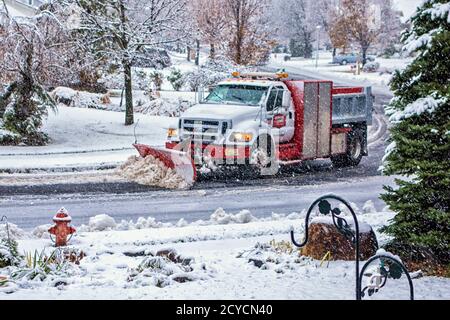 Osten Hannover, NJ - Aug 2014 - City Truck pflüge Schnee von Straßen in der Stadt Stockfoto