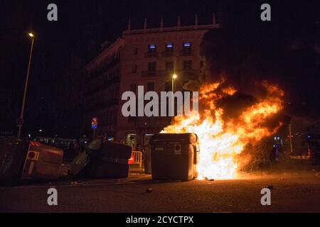 Barcelona, Spanien. Oktober 2020. Ein Blick auf das Flammen von Müllcontainern auf der Plaza Catalunya. Am 3. Jahrestag des 1. Oktober 2017, dem Tag, an dem ein Unabhängigkeitsreferendum für Katalonien abgehalten wurde, das von der spanischen Regierung verboten wurde und durch die gewaltsame Intervention der Polizei gekennzeichnet war. Demonstranten, die sich für die Unabhängigkeit einsetzen, marschierten auf den Straßen Barcelonas. Kredit: SOPA Images Limited/Alamy Live Nachrichten Stockfoto