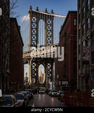 BROOKLYN, NEW YORK, May 27, 2018: Manhattan Bridge, wie von Adams Street in Brooklyn gesehen Stockfoto