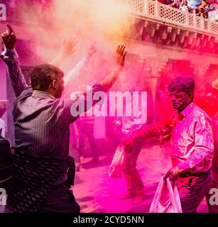 Nandgeon, Indien, Holi Festival, 25.Februar 2018 - Männer werfen roter Farbe Pulver beim Tanzen beim Fest der Farben in Indien Stockfoto