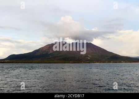 Nahaufnahme von Sakurajima um Kamoikekaizuri Park während des Sonnenuntergangs gesehen. Aufgenommen im August 2019.x Stockfoto