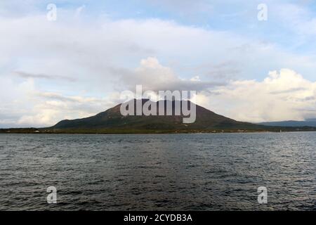 Nahaufnahme von Sakurajima um Kamoikekaizuri Park während des Sonnenuntergangs gesehen. Aufgenommen im August 2019.x Stockfoto