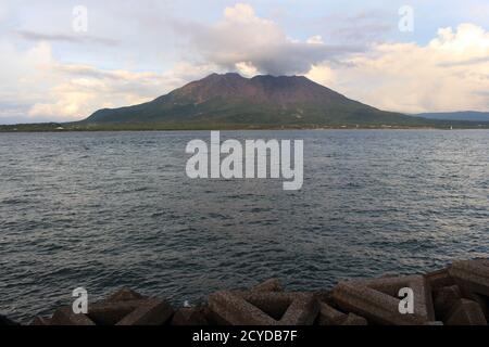 Nahaufnahme von Sakurajima um Kamoikekaizuri Park während des Sonnenuntergangs gesehen. Aufgenommen im August 2019.x Stockfoto