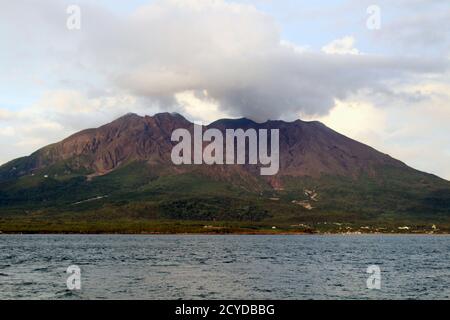 Nahaufnahme von Sakurajima um Kamoikekaizuri Park während des Sonnenuntergangs gesehen. Aufgenommen im August 2019.x Stockfoto