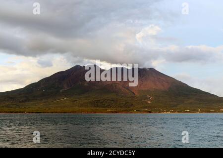 Nahaufnahme des Sakurajima, der während des Kamoikekaizuri Parks dunkel wird Sonnenuntergang Stockfoto