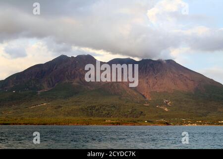 Nahaufnahme des Sakurajima, der während des Kamoikekaizuri Parks dunkel wird Sonnenuntergang Stockfoto