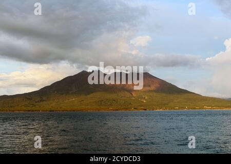 Nahaufnahme des Sakurajima, der während des Kamoikekaizuri Parks dunkel wird Sonnenuntergang Stockfoto