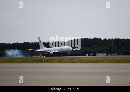 201001-N-EJ241-1003 MISAWA, Japan (Okt 1, 2020) – EIN P-8A Poseidon, der den „Screaming Eagles“ der Patrouillenschwadron (VP) 1 zugewiesen wurde, landet auf der Misawa Air Base. VP-1 wird derzeit in NAF Misawa, Japan eingesetzt, um maritime Patrouillen und Aufklärungs- und Theateraufklärungseinsätze innerhalb des Einsatzgebiets der 7. Flotte der USA (C7F) durchzuführen, um die Ziele der Kommandanten, der Task Force 72, der C7F und der US Indo-Pacific Command in der gesamten Region zu unterstützen. (USA Navy Foto von Mass Communication Specialist 2. Klasse Jan David De Luna Mercado) Stockfoto