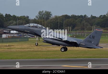 Ein F-15E Strike Eagle, der dem 494th Fighter Squadron zugewiesen wurde, hebt während der Mission Assurance Übung 20-20 bei der Royal Air Force Lakenheath, England, am 30. September 2020 ab. Übungen wie MAX 20-20 integrieren agile Combat Employment Konzepte, testen die Fähigkeit der 48. FW, von vorne zu operieren und sicherzustellen, dass Luftmänner und Luftbesatzungen sind postured, um tödliche Kampfkraft über das Spektrum der militärischen Operationen liefern. (USA Luftwaffe Foto von Airman 1st Class Rhonda Smith) Stockfoto