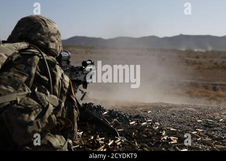 Ein Soldat der Truppe B, 1. Geschwader, 113. Kavallerieregiment feuert am 25. September 2020 eine M240B im Camp McGregor Range, N.M. ab. Truppe B bereitet sich auf den Einsatz für eine friedenserhaltende NATO-Mission im Kosovo vor. Stockfoto