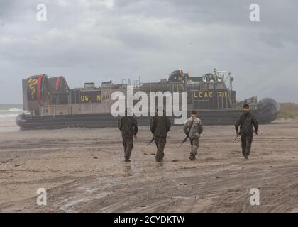 Marines mit Marine Wing Support Squadron 271, Marine Air Group 14, 2. Marine Aircraft Wing Walk in Richtung Landing Craft, Air Cushion 70 an die US Navy in Onslow Beach, Marine Corps Base Camp Lejeune, Jacksonville, N.C. angeschlossen September 29, 2020. Die LCAC führte amphibisches Training durch, um die Kenntnisse in der Schiffsbewegung und der Interoperabilität mit dem U.S. Marine Corps zu verbessern. (USA Marine Corps Foto von Lance CPL. Yuritzy Gomez) Stockfoto