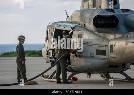 U.S. Marines with Marine Light Attack Helicopter Squadron (HMLA) 469 and 9th Engineer Support Battalion (ESB) tanken einen UH-1Y Venom Hubschrauber als Teil eines Vorwärts-Scharfschalts und Betankungspunkts (FARP) in IE Shima, Okinawa, Japan, 24. September 2020. HMLA-469 führte die FARP-Schulung durch, um ihre Vertrautheit und Koordination mit dem Betanken und Wiederbewaffnen während des Betriebs in den Vorwärtsstandorten zu erhöhen; die Schulung wurde in Zusammenarbeit mit 9. ESB, 3. Transportation Support Battalion (TSB) und Combat Logistics Regiment (CLR) 3 durchgeführt. (USA Marine Corps Foto von CPL. Ethan M. LeBlanc) Stockfoto