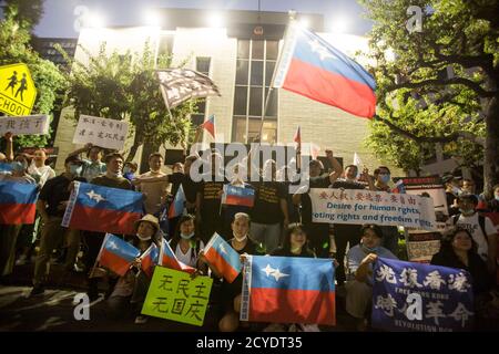 Los Angeles, Kalifornien, USA. Oktober 2020. Protestierende halten während eines Protestes vor dem chinesischen Generalkonsulat in Los Angeles am Donnerstag, den 1. Oktober 2020, Plakate und Fahnen gegen China. Die Demonstranten fordern die chinesische Regierung auf, die zunehmende Kontrolltaktik über Hongkong einzustellen und die Verfolgung von Uiguren, Tibetern und Mongolen einzustellen sowie ihre Einschüchterungstaktik gegen die Länder entlang des Südchinesischen Meeres, Indien und Taiwan anzuprangern. Kredit: Ringo Chiu/ZUMA Wire/Alamy Live Nachrichten Stockfoto