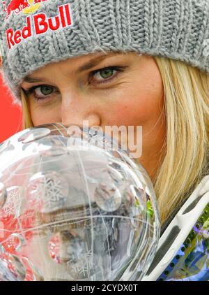 Lindsey Vonn der USA küsst die Frauen Downhill Alpine Ski World Cup Trophy bei der Saison-Finale in Lenzerheide 16. März 2011.     REUTERS/Wolfgang Rattay (Schweiz - Tags: SPORT, Skifahren)