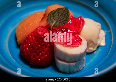 Erdbeere, Mandarinorange, Banane und Vanille Eis Dessert, traditionelle Kaiseki Essen serviert in einem Ryokan in Kyoto, Japan Stockfoto