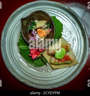 Verschiedene Vorspeisen, traditionelle Kaiseki-Gerichte, serviert in einem Ryokan in Kyoto, Japan Stockfoto