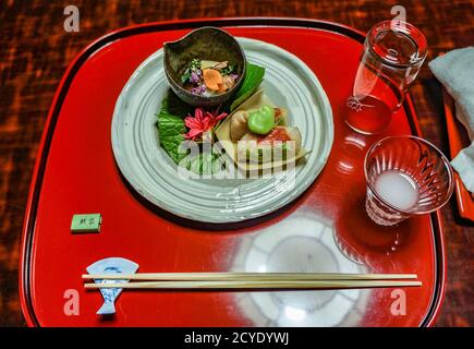 Verschiedene Vorspeisen, traditionelle Kaiseki-Gerichte, serviert in einem Ryokan in Kyoto, Japan Stockfoto