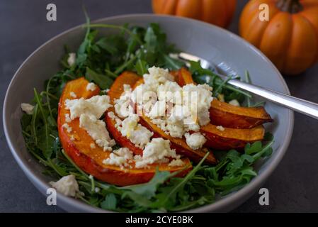 Gesunder Rucola-Salat mit geröstetem Kürbis und Feta-Käse Stockfoto