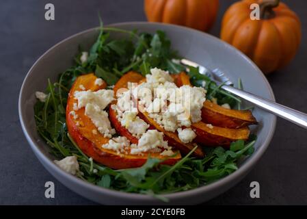 Gesunder Rucola-Salat mit geröstetem Kürbis und Feta-Käse Stockfoto