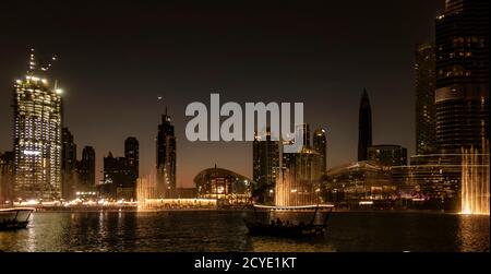 DUBAI, VAE, Mar 19, 2018: Hochhäuser Linie die Marina in Dubai bei Nacht Stockfoto