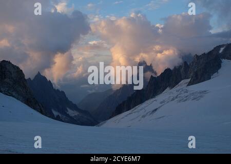 Abends Blick vom Refugio Turino Richtung mer de glace und Chamonix Stockfoto