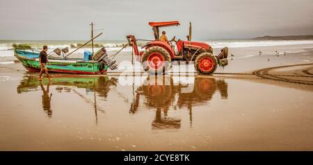 San Pedro, Ecuador - 14. September 2018 - die Fischerboote auf den Strand mit Traktor gezogen wird. Stockfoto