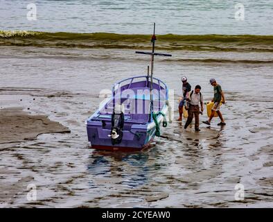 Puerto Lopez, Ecuador - September 12, 2018 - Drei Männer ihre Fischerboot für die Verwendung am nächsten Morgen Stockfoto