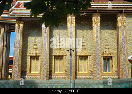 Wunderschön verzierte Fenster in der Gebetshalle (Viharn) des Wat Ratchabophit, Bangkok, Thailand, dem Sitz des Sangharat, Oberhaupt des thailändischen Buddhismus Stockfoto