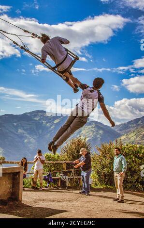 Banos, Ecuador - September 24, 2018 - Person Fahrten Schwingen über einem Abgrund, mit einem Gefühl des Fliegens Stockfoto