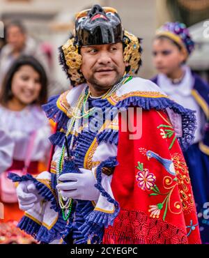 Latacunga, Ecuador - 22. September 2018 - der Mann trägt die Maske von Mama negra während der jährlichen Parade Stockfoto