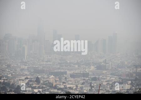 San Francisco, Usa. Oktober 2020. Am Donnerstag, den 1. Oktober 2020, verdunkelt Rauch die Innenstadt von San Francisco. Das Glasfeuer 70 Meilen nördlich der Stadt brennt weiter und hohe Temperaturen führen zu ungesunden Verschmutzungen. Foto von Terry Schmitt/UPI Kredit: UPI/Alamy Live Nachrichten Stockfoto