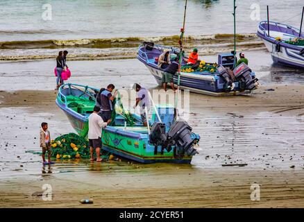 Puerto Lopez, Ecuador - September 12, 2018 - Fischer beenden Ihren Tag Netze zur Festsetzung, Reinigung der Boote, und die Unterhaltung mit Freunden Stockfoto