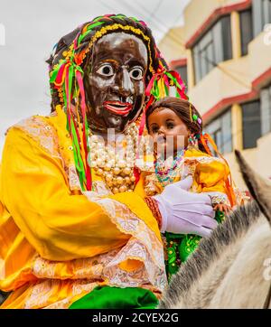 Latacunga, Ecuador - 22. September 2018 - der Mann trägt die Maske von Mama negra während der jährlichen Parade Stockfoto