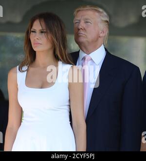 PALM BEACH, FL - JANUAR 06: Melania Trump, Barron Trump und Donald Trump nehmen am 6. Januar 2013 am Trump Invitational Grand Prix 2013 im Club Mar-a-Lago in Palm Beach, Florida Teil. Personen: Melania Trump, Donald Trump Kredit: Storms Media Group/Alamy Live News Stockfoto