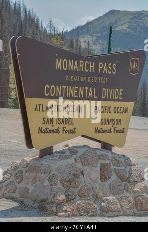 Das Continental Divide Schild am Monarch Pass in the Rocky Berge von Colorado Stockfoto