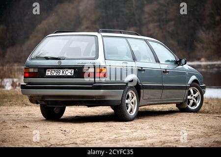 GRODNO, WEISSRUSSLAND - Januar 2018: Volkswagen Passat B3 GT 1.8 Grau Metallic universal selektiver Fokus zurück drei Viertel Ansicht im Freien mit Schneeflocken Stockfoto