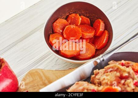 Karottenscheiben mit Gefiltenfisch mit Meerrettich und Granatapfel, ein authentisches jüdisches Gericht. Stockfoto