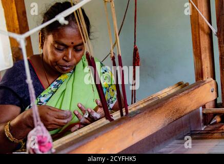 Madurai, Indien, Mar 8, 2018 - die Frau spinnt Stoff auf einem traditionellen Webstuhl Stockfoto